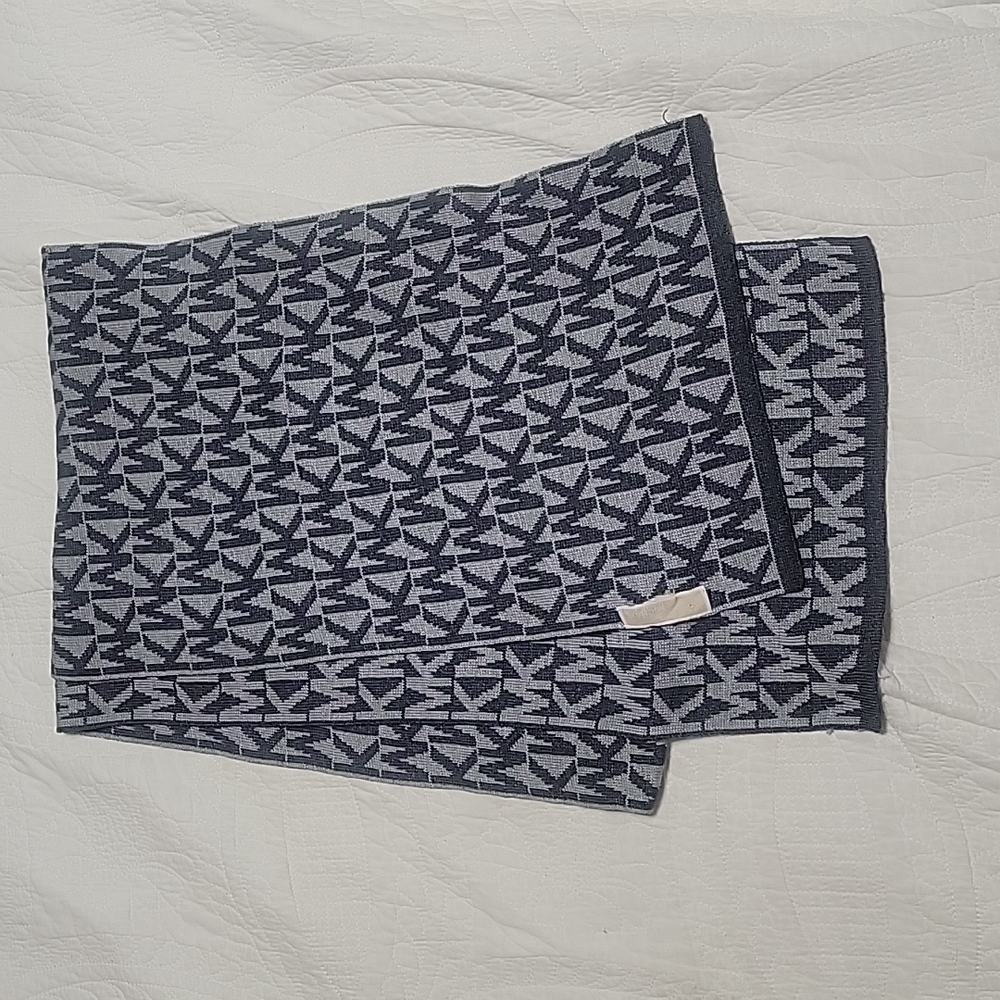 |MICHAEL KORS Scarf | Color: Gray| LIKE NEW|OS| knit construction Allover brand